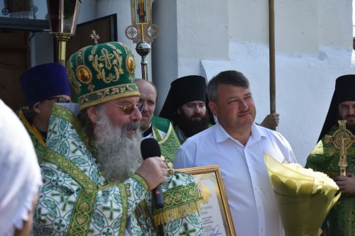 Митрополит Казанский и Татарстанский провел праздничную литургию в Свято-Троицком храме в Турминском