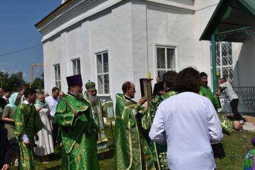 Митрополит Казанский и Татарстанский провел праздничную литургию в Свято-Троицком храме в Турминском