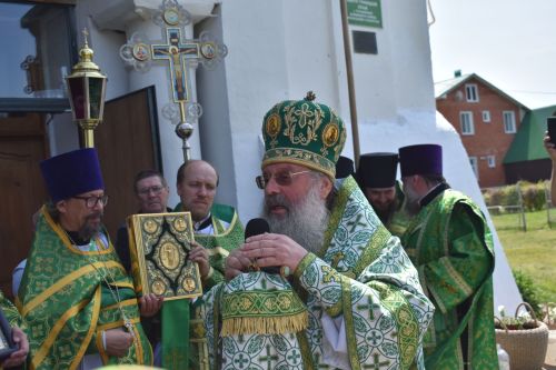 Митрополит Казанский и Татарстанский провел праздничную литургию в Свято-Троицком храме в Турминском