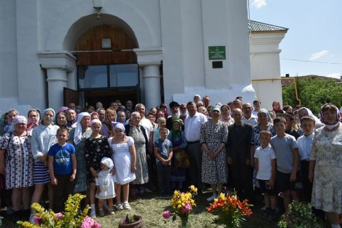 Митрополит Казанский и Татарстанский провел праздничную литургию в Свято-Троицком храме в Турминском