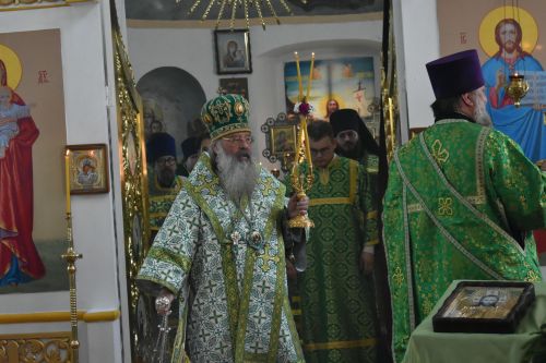 Митрополит Казанский и Татарстанский провел праздничную литургию в Свято-Троицком храме в Турминском