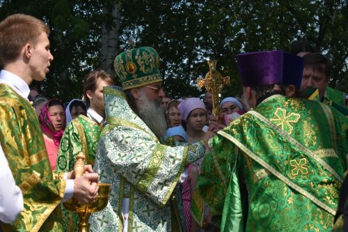 Митрополит Казанский и Татарстанский провел праздничную литургию в Свято-Троицком храме в Турминском