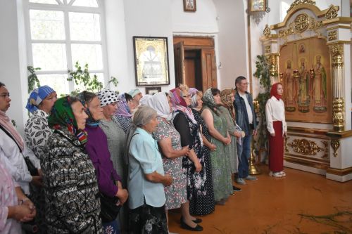 Митрополит Казанский и Татарстанский провел праздничную литургию в Свято-Троицком храме в Турминском