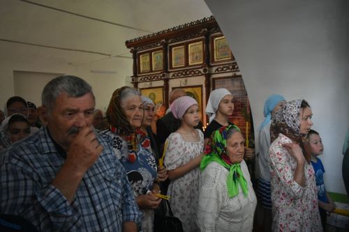 Митрополит Казанский и Татарстанский провел праздничную литургию в Свято-Троицком храме в Турминском