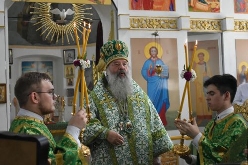 Митрополит Казанский и Татарстанский провел праздничную литургию в Свято-Троицком храме в Турминском