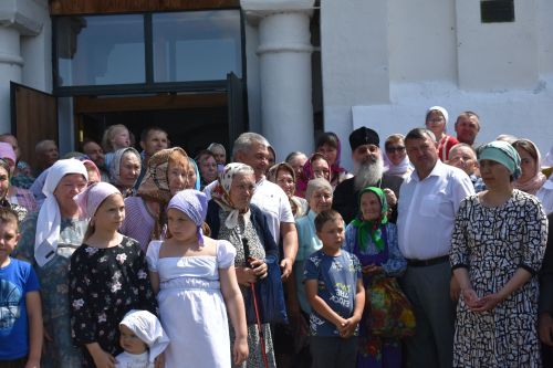 Митрополит Казанский и Татарстанский провел праздничную литургию в Свято-Троицком храме в Турминском