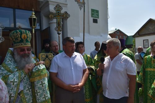 Митрополит Казанский и Татарстанский провел праздничную литургию в Свято-Троицком храме в Турминском