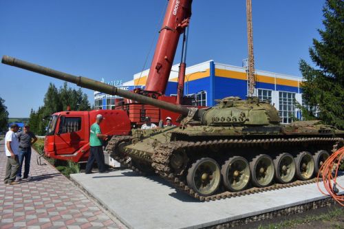 В парке Победы в Больших Кайбицах установили настоящий танк
