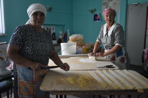 Кайбычта махсус хәрби операциядә катнашучы якташларыбызга җибәрү өчен чәкчәк пешерделәр