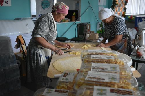 Кайбычта махсус хәрби операциядә катнашучы якташларыбызга җибәрү өчен чәкчәк пешерделәр