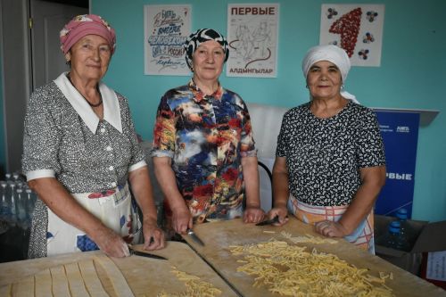 Кайбычта махсус хәрби операциядә катнашучы якташларыбызга җибәрү өчен чәкчәк пешерделәр