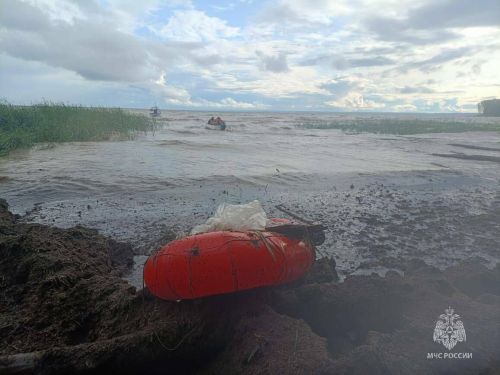 В Татарстане на Волге спасли пожилых супругов, попавших в шторм на резиновой лодке