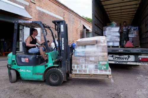 К началу учебного года Татарстан отправил 140 тонн гуманитарной помощи в подшефные города