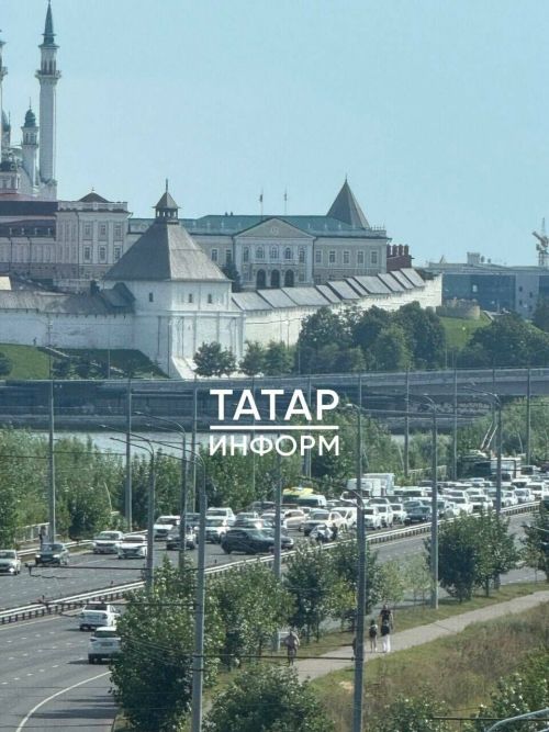 В Казани на Кировской дамбе в сторону центра произошло ДТП с участием такси и автомобиля «Лада Калина»