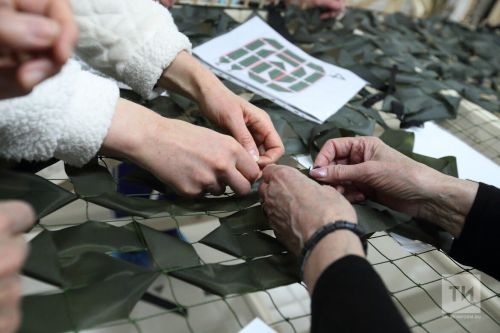 «Не должны забывать тех, кто воюет»: жительница Актаныша плетет сети боевым друзьям сына