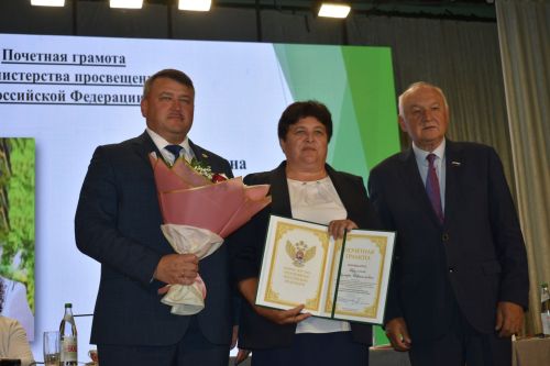 На августовской конференции в Кайбицах наградили отличившихся педагогов