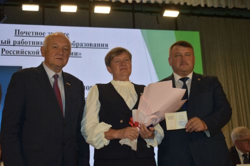 На августовской конференции в Кайбицах наградили отличившихся педагогов