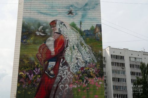 Казанның Татарстан урамында аналарга багышланган яңа мурал булдырылды