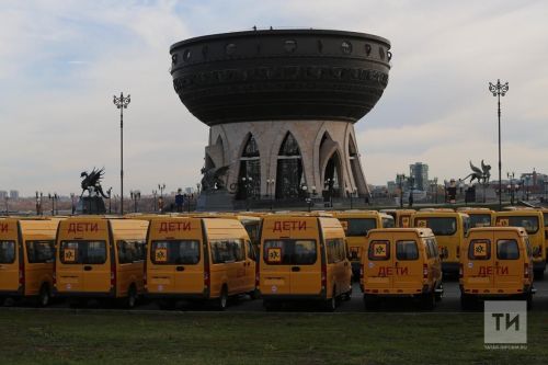 Рустам Минниханов вручил ключи от новых автобусов школам 20 районов Татарстана