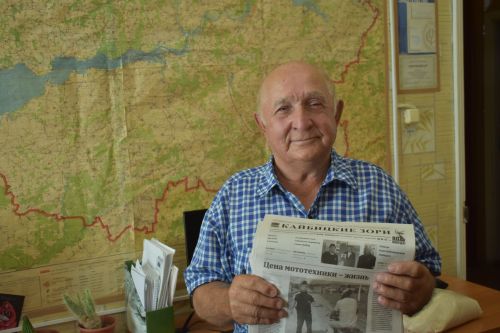 Счастливчики розыгрыша приходят в редакцию за подарками