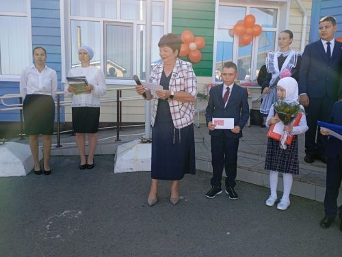 Кошман мәктәбендә узган Белем бәйрәменнән мизгелләр