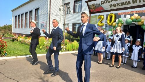 Чүти мәктәбендә 1 сентябрьдә Геройлар хөрмәтенә элмә такталар ачылды