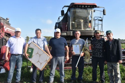 В Кайбицком районе наградили передовых комбайнеров