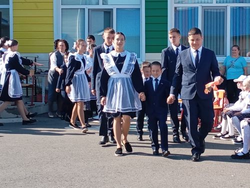 Кошман мәктәбендә узган Белем бәйрәменнән мизгелләр