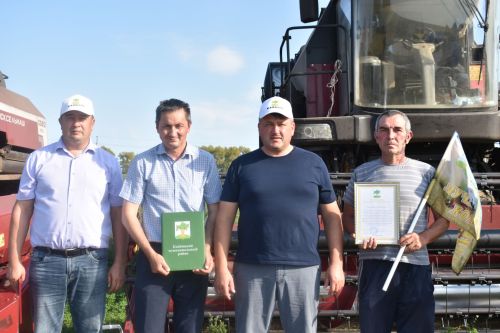 В Кайбицком районе наградили передовых комбайнеров