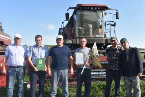 В Кайбицком районе наградили передовых комбайнеров