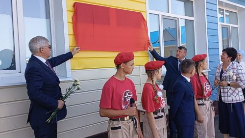 Махсус хәрби операция барышында батырларча һәлак булган авылдашлары истәлегенә Кошманда мемориаль такта ачылды