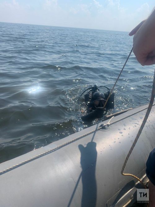 Водолазы нашли тело одного из пассажиров перевернувшегося на Волге катера