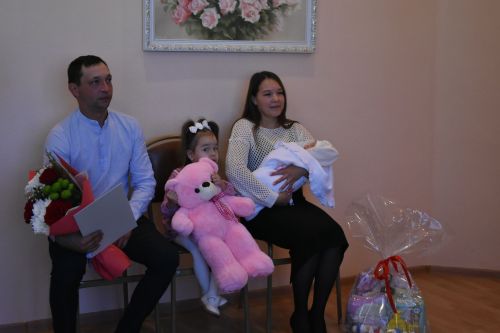 Молодой семье из Большого Русакова торжественно вручили свидетельство о рождении ребенка