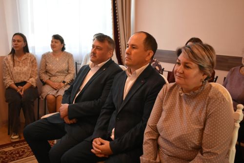 Молодой семье из Большого Русакова торжественно вручили свидетельство о рождении ребенка