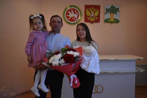 Молодой семье из Большого Русакова торжественно вручили свидетельство о рождении ребенка