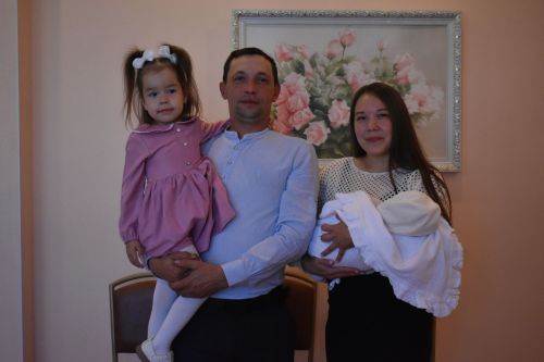 Молодой семье из Большого Русакова торжественно вручили свидетельство о рождении ребенка