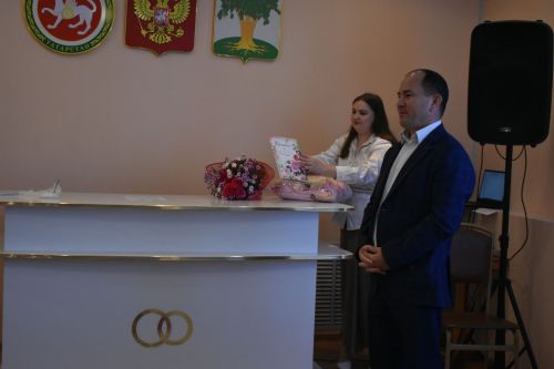 Молодой семье из Большого Русакова торжественно вручили свидетельство о рождении ребенка