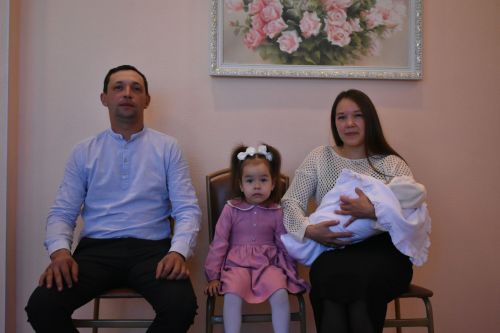 Молодой семье из Большого Русакова торжественно вручили свидетельство о рождении ребенка