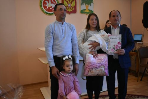 Молодой семье из Большого Русакова торжественно вручили свидетельство о рождении ребенка