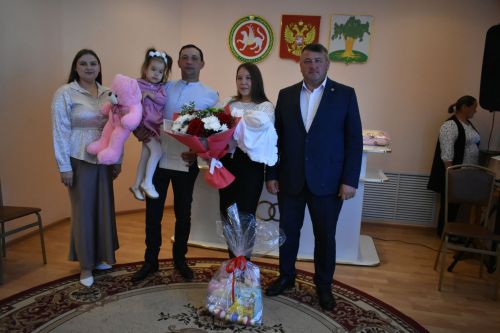 Молодой семье из Большого Русакова торжественно вручили свидетельство о рождении ребенка