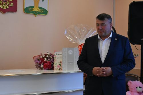 Молодой семье из Большого Русакова торжественно вручили свидетельство о рождении ребенка