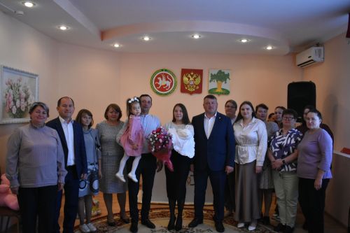 Молодой семье из Большого Русакова торжественно вручили свидетельство о рождении ребенка