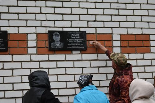 В Надеждине открыли мемориальную доску в память о погибших в спецоперации