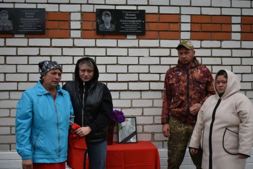 В Надеждине открыли мемориальную доску в память о погибших в спецоперации
