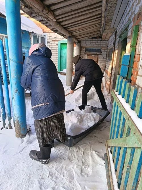 Ученики-тимуровцы Хозесановской школы проявили инициативу и провели акцию помощи пожилым жителям своего села после сильного снегопада