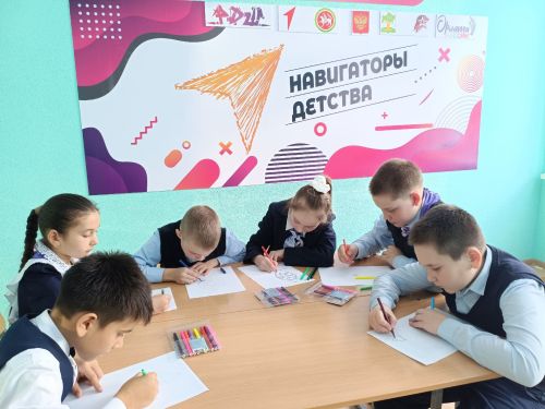 В начальных классах Бурундуковской школы прошло внеурочное занятие «Мозаика зимних чудес: новогодние традиции народов России»