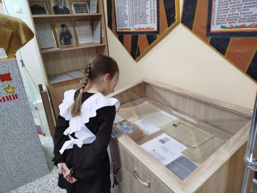 На уроке «Разговоры о важном» в Старотябердинской школе ознакомились с Третьяковской галереей