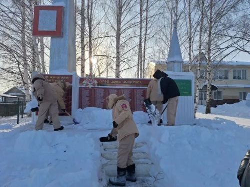 Юнармейцы Чутеевской школы вместе с учителями очистили от снега обелиск воинам-землякам, погибшим в Великой Отечественной войне