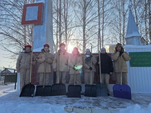 Юнармейцы Чутеевской школы вместе с учителями очистили от снега обелиск воинам-землякам, погибшим в Великой Отечественной войне