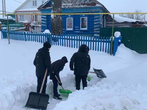 Ученики Кушманской школы не остались равнодушными и пришли на помощь одиноким пожилым людям, убирая снег с придомовых территорий